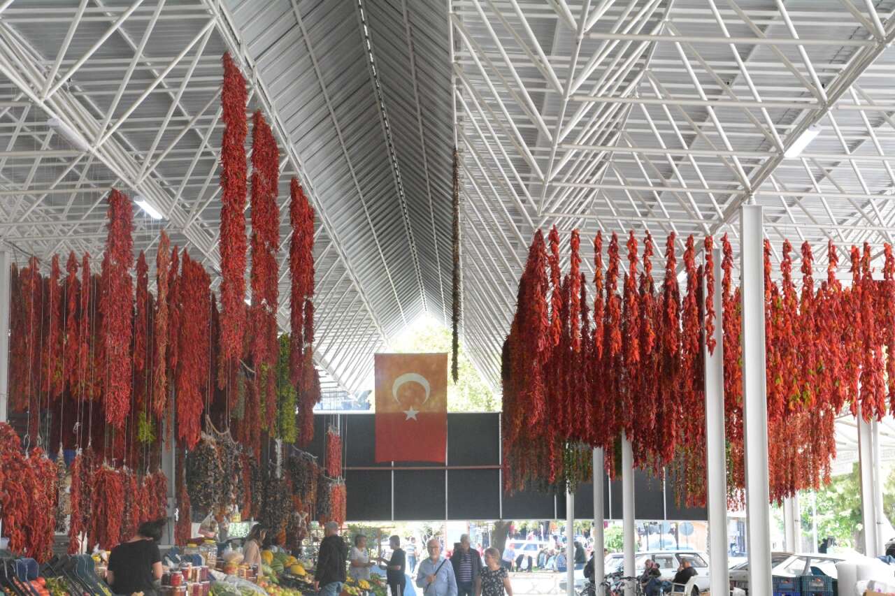 Menteşe’de Kış Telaşı: İplere Dizilen Biberler Pazarı ve Balkonları Süslüyor 2